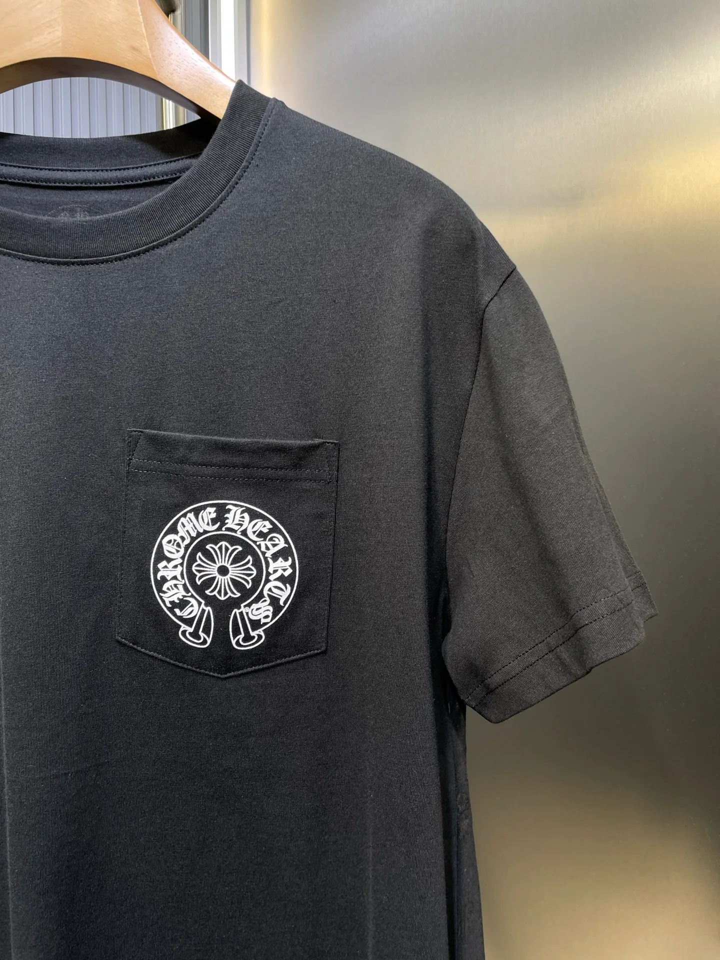 🅿️280 Chrome Hearts 🌟【Top Original】20th Anniversary Vegas Limited Short Sleeves Process description: The fabric is made of 26-woven 200g cotton, ready-to-wear washing process, the printing uses ink printing process + photo glue process, the overall routing is straight and delicate, the fabric is comfortable and soft, the color is consistent and no color difference. It can be matched with the same style to create a fashionable look, control various occasions, customized accessories, complete three standards, the same style for men and women! ⚠️Color: black and white ⚠️Size: SML